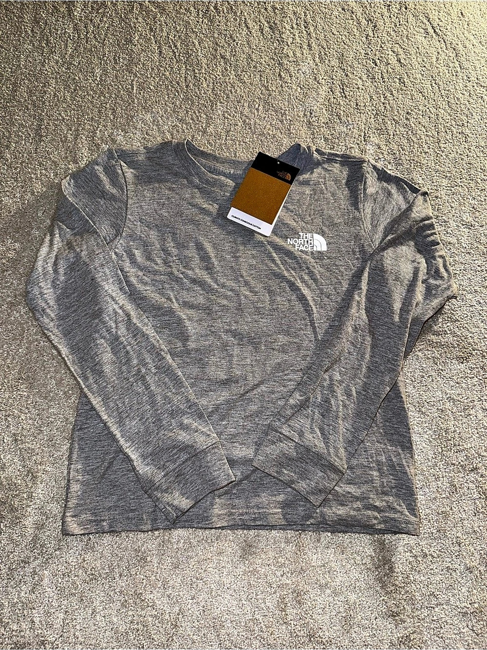 NWT The North Face Long Sleeve Graphic Tee in Gray Large (12)